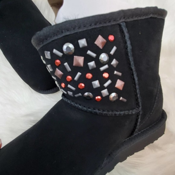 UGG Size 7 Black Genuine Sheepskin Mini Stud II Short Boots NIB - Picture 5 of 10